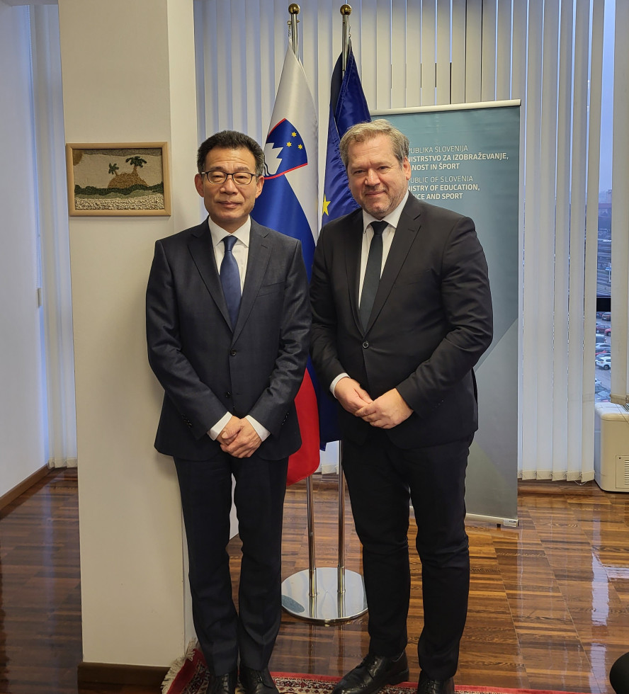 Minister za izobraževanje, znanost in šport dr. Igor Papič in veleposlanik Ljudske republike Kitajske Shunqing Wang
