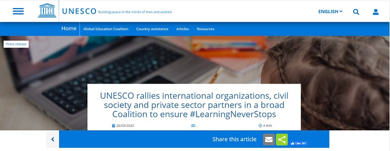 Posnetek spletne strani UNESCO glede izobraževanja na daljavo. V osrednjem delu je naslov novice. Ozadje strani je slika deklice za računalnikom.