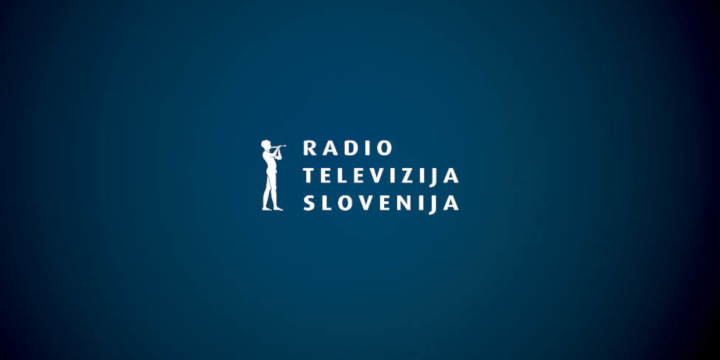  Logotip RTV Slovenije na modri podlagi.