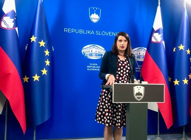 Ministrica prof. dr. Simona Kustec za govorniškim pultom v vladnem novinarskem središču. 