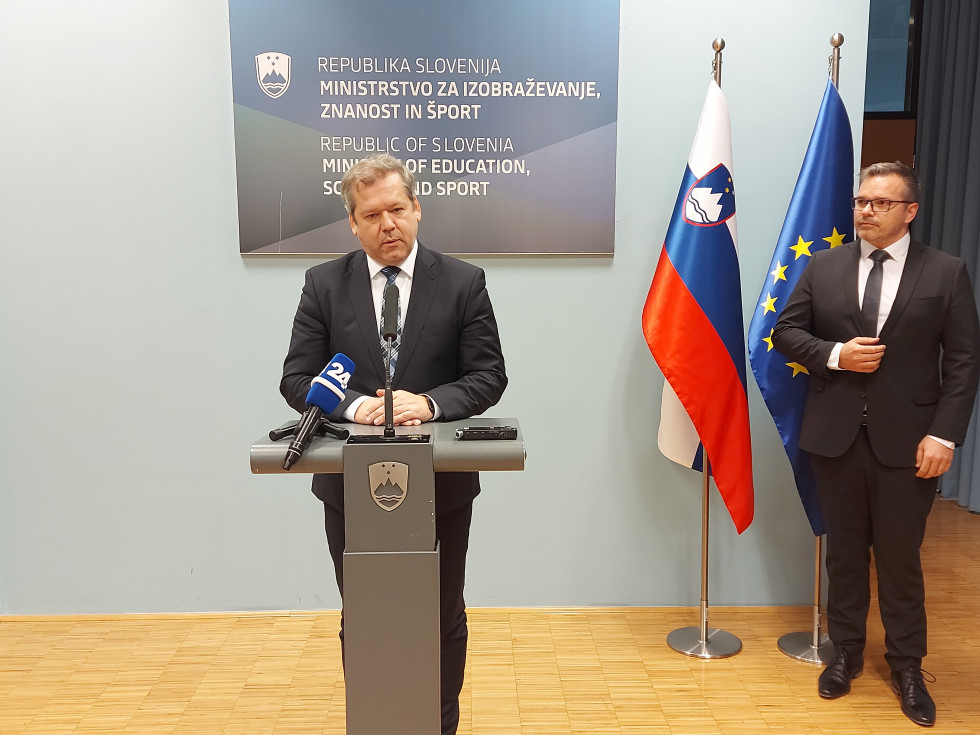 Minister dr. Igor Papič in državni sekretar Urban Kodrič za govornico na novinarski konferenci.