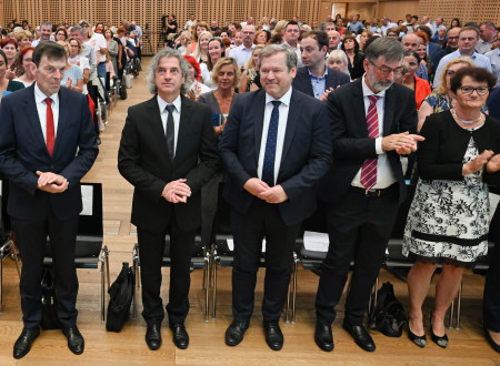 Predsednik vlade dr. Robert Golob in minister dr. Igor Papič na 8. konferenci ravnateljev.