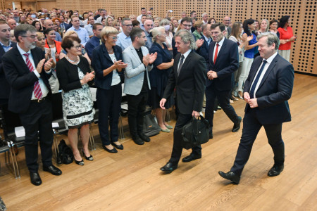 Predsednik vlade dr. Robert Golob in minister dr. Igor Papič ob prihodu na 8. konferenco ravnateljev.