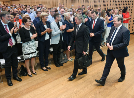 Predsednik vlade dr. Robert Golob in minister dr. Igor Papič ob prihodu na 8. konferenco ravnateljev.