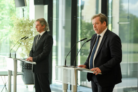 Predsednik vlade dr. Robert Golob in minister dr. Igor Papič na izjavi za medije.