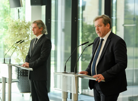 Predsednik vlade dr. Robert Golob in minister dr. Igor Papič na izjavi za medije.