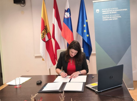 Fotografija ob podpisu Pisma o nameri se je Vlada Republike Slovenije zavzela za okrepljeno sodelovanje z Vlado Dežele Koroške na področju visokega šolstva, znanosti in raziskav.