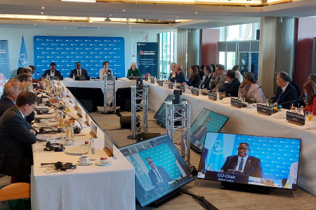 Udeleženci srečanja za konferenčnim omizjem. 