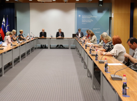 Fotografija iz srečanja vodstva ministrstva s sindikati.