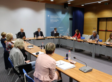 Fotografija iz srečanja vodstva ministrstva s sindikati.