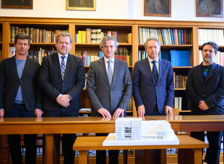 Fotografija predsednika vlade dr. Roberta Goloba in ministra dr. Igorja Papiča ob obisku Narodne in univerzitetne knjižnice.