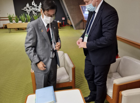 Fotografija ministra ob sestanku s predsednikom NEDO Hiroakijem Ishizuko.