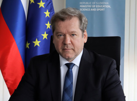 Dr. Igor Papič ob podpisu pisma o podpori ukrepom EU za ukrajinske šolarje.