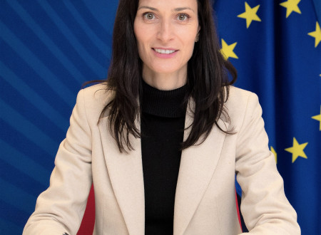 Komisarka Marije Gabriel ob podpisu pisma o podpori ukrepom EU za ukrajinske šolarje.
