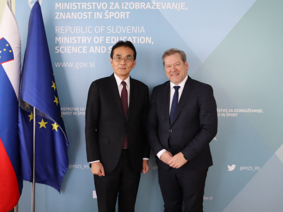 Fotografija srečanja ministra dr. Papiča z japonskim veleposlanikom.