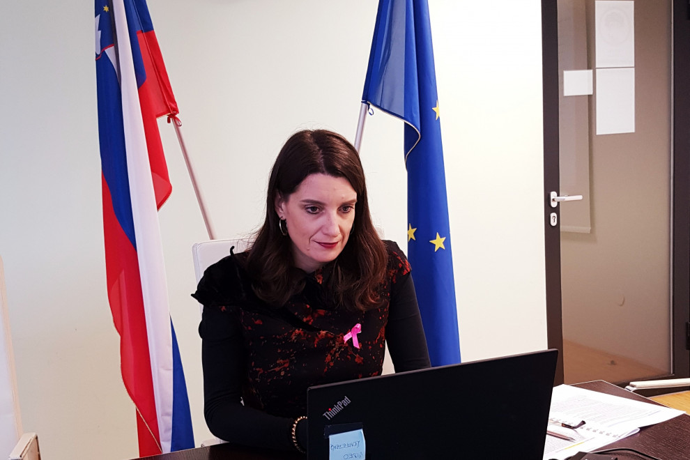 Ministrica dr. Kustec, ki preko računalnika sodeluje na konferenci.
