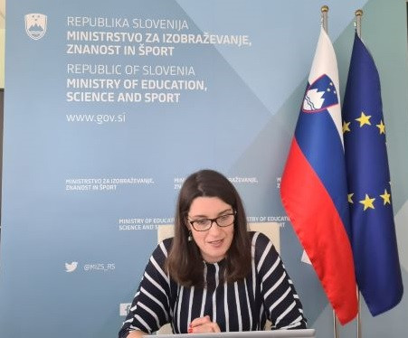 Ministrica sodeluje na virtualnem srečanju raziskovalk in raziskovalcev.
