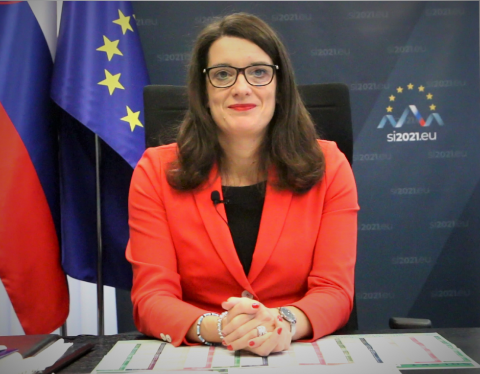 Portretna fotografija ministrice prof. dr. Simone Kustec. 