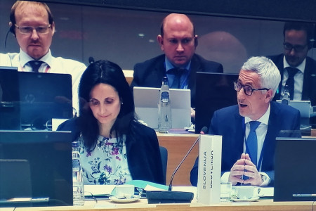  Na fotorgrafiji je minister Pikalo, ki govori na zasedanju Sveta EU za konkurenčnost.