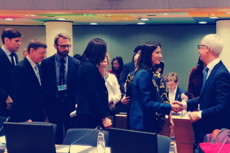 Minister Pikalo se rokuje z udeleženci zasedanja Sveta EU za konkurenčnost.