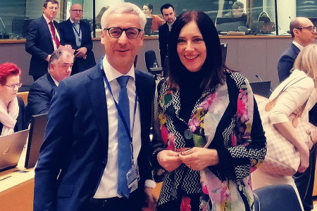 Minister Pikalo pozira skupaj z udeleženko zasedanja Sveta EU za konkurenčnost.