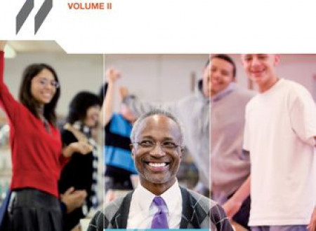 Slika naslovnice publikacije OECD Talis 2018, kjer je v ospredju učitelj, v ozadju pa učenke in učenci.