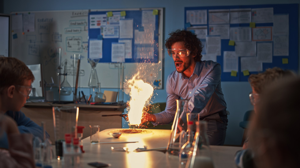 Fotografija učitelja kemije pri izvajanju poskusa.