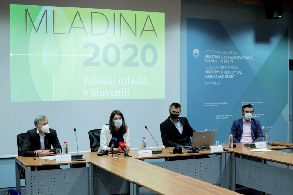 Sodelujoči na novinarski konferenci (Mag. Andraž Zgonc z Urada za mladino (levo), ministrica prof. dr. Simona Kustec, dr. Miran Lavrič z Univerze v Mariboru in dr. Tomaž Deželan z Univerze v Ljubljani)