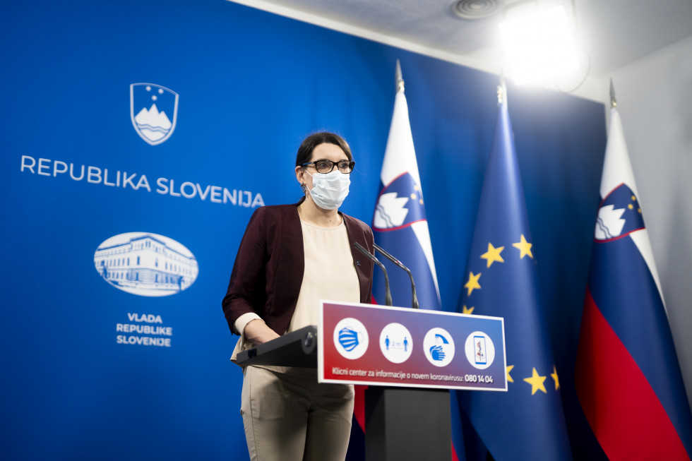 Ministrica prof. dr. Simona Kustec na vladni novinarski konferenci v novinarskem središču. 