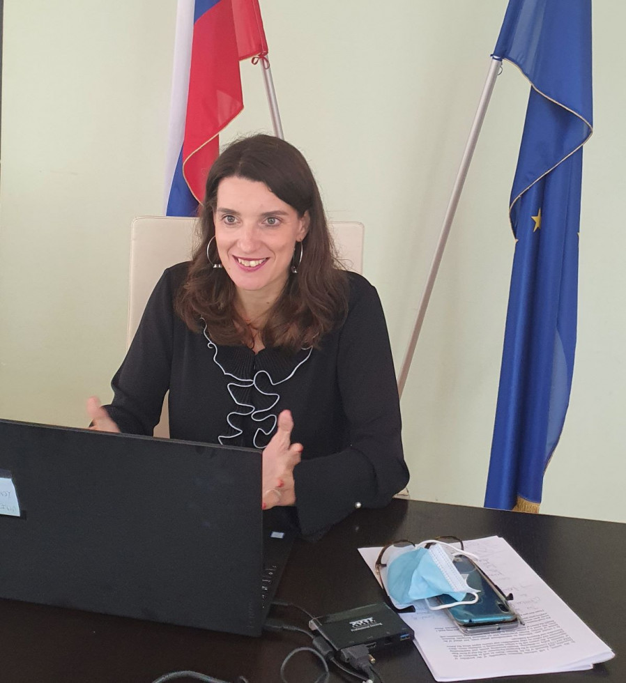 Ministrica prof. dr. Kustec v pisarni, kjer sodeluje v virtualni razpravi 