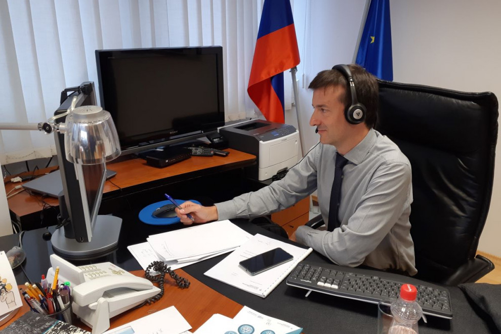 Državni sekretar dr. Gašparič v pisarni preko prenosnika sodeluje na virtualni konferenci