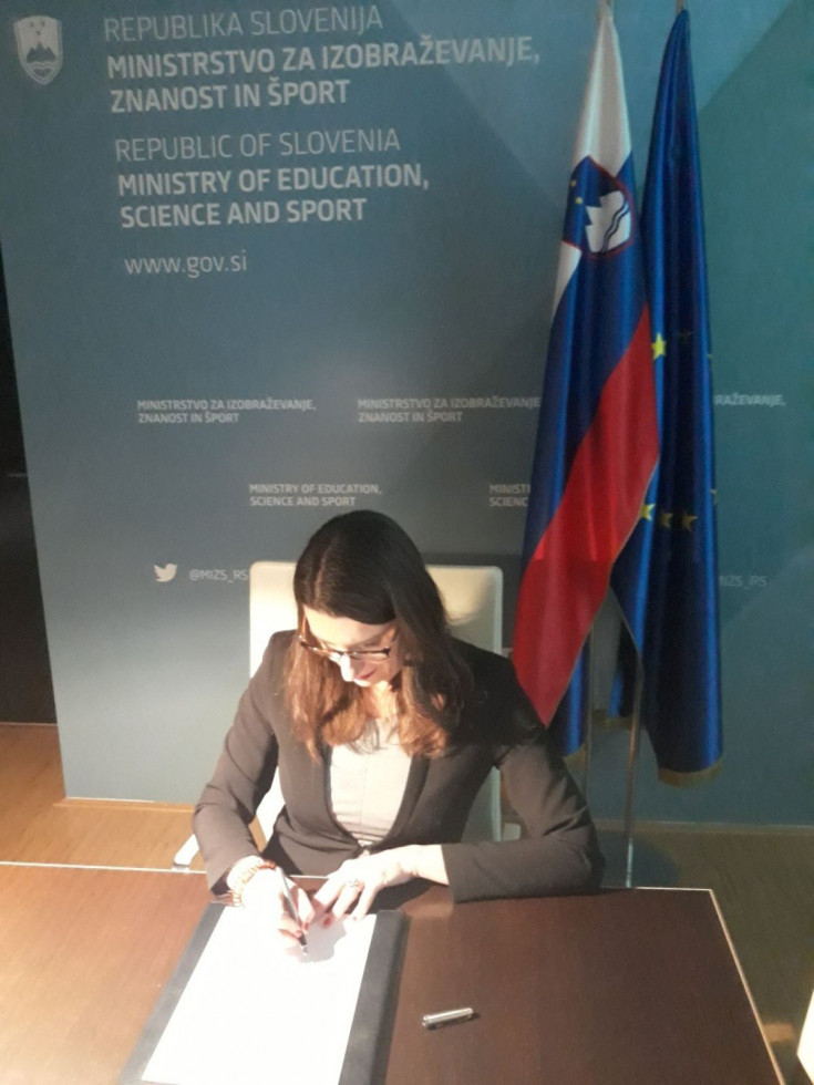 Ministrica prof. dr. Simona Kustec ob podpisu dogovora 