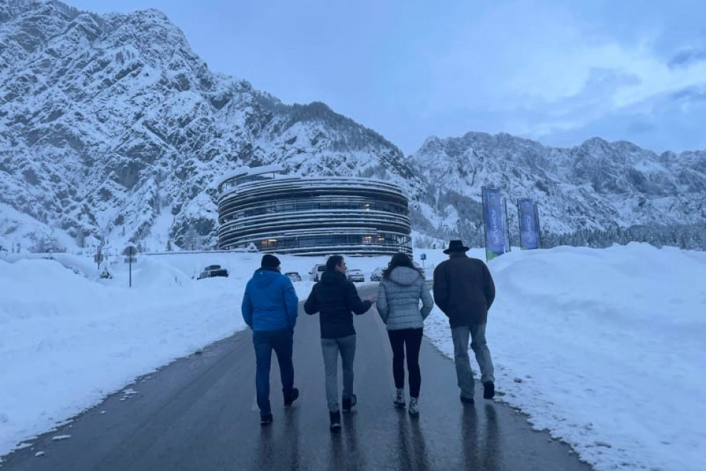 Ministrica Simona Kustec na sprehodu po Nordijskem centru Planica
