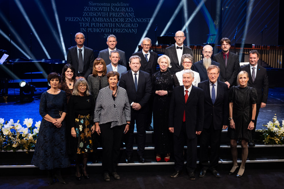 Skupinska fotografija nagrajencev z ministrom za izobraževanje, znanost in šport dr. Igorjem Papičem in predsednico državnega zbora Urško Klakočar Zupančič.