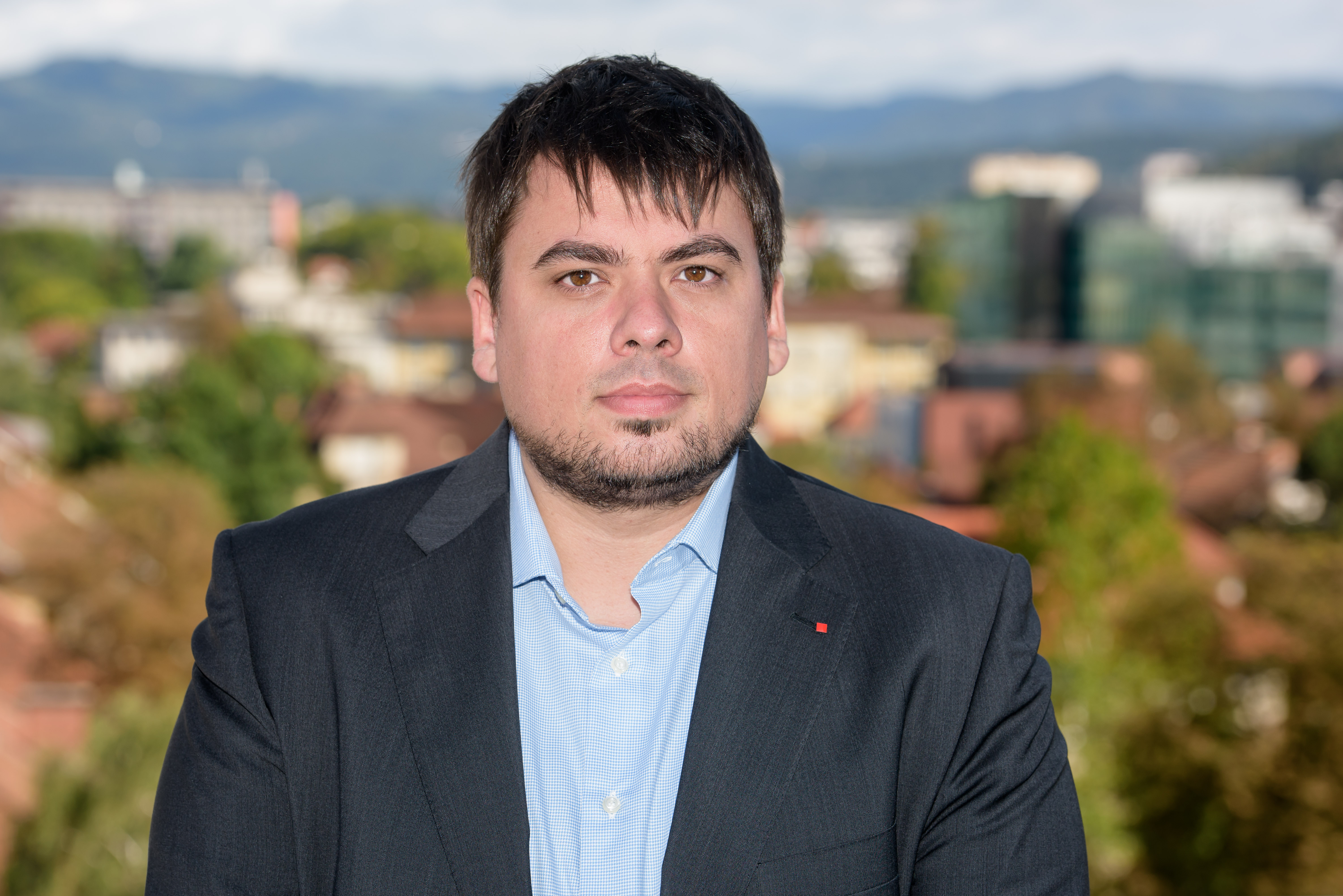 Jernej Štromajer stoji, v ozadju Ljubljana Jernej Štromajer stoji, v ozadju Ljubljana
