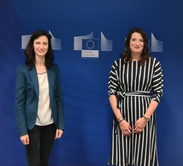 Evropska komisarka Mariya Gabriel in ministrica prof. dr. Kustec 