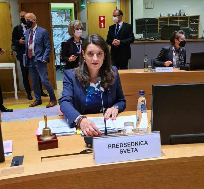 Ministrica prof. dr. Simona Kustec v dvorani Sveta EU
