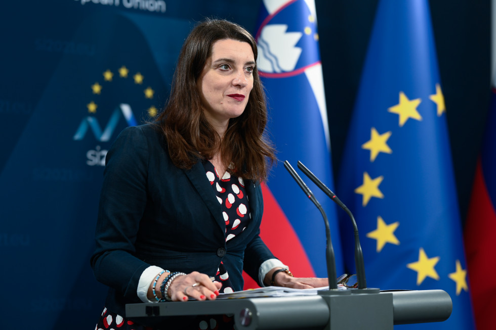 Fotografija ministrice Kustec.
