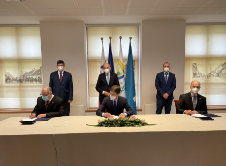 Podpis pisma o nameri (z leve proti desni): državni sekretar Marjan Dolinšek, rektor Univerze v Mariboru dr. Zdravko Kačič in dekan fakultete dr. Boštjan Brumen.