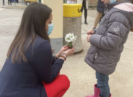 Ministrica Kustec z učenko podružnične osnovne šole Šmihel.