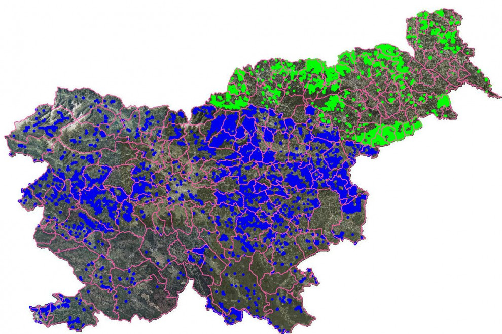 Zemljevid Slovenije, na njem z različnimi barvami označena pokritost območij s širokopasovnim internetom in območij, kjer te pokritosti še ni