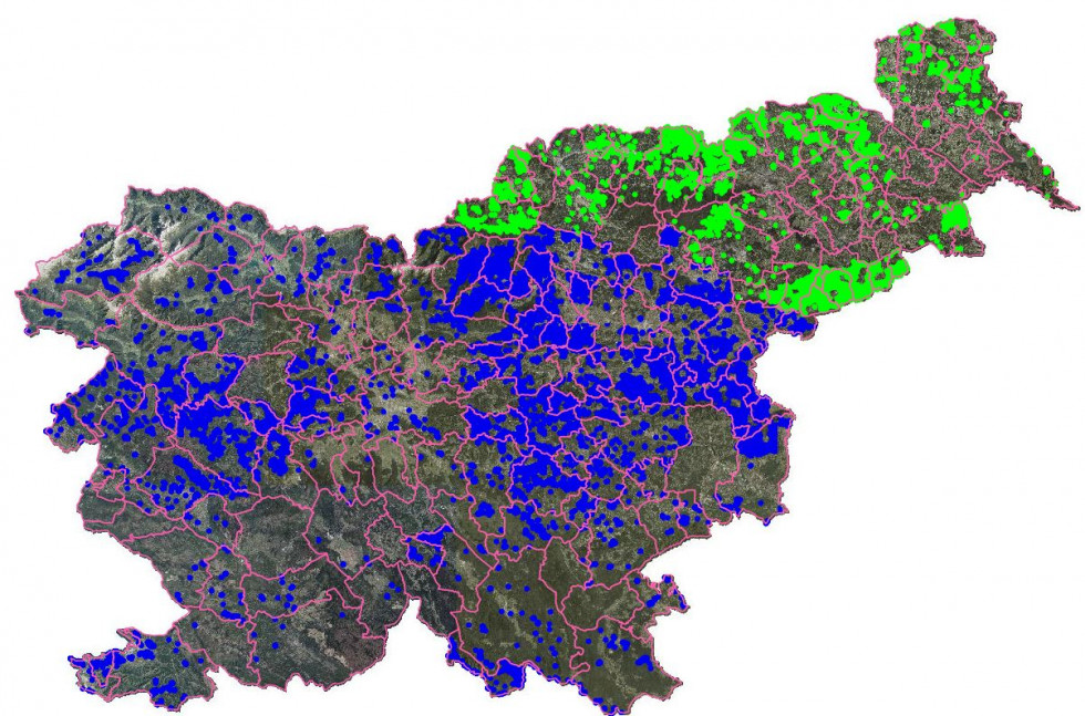 Zemljevid Slovenije, na njem z različnimi barvami označena pokritost območij s širokopasovnim internetom in območij, kjer te pokritosti še ni