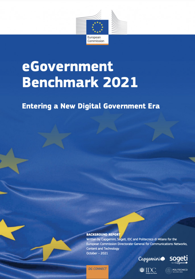 Naslovnica poročila. Ozadje v modri barvi na vrhu naslov v celi barvi in angleškem jeziku "eGovernment benchmark 2021"