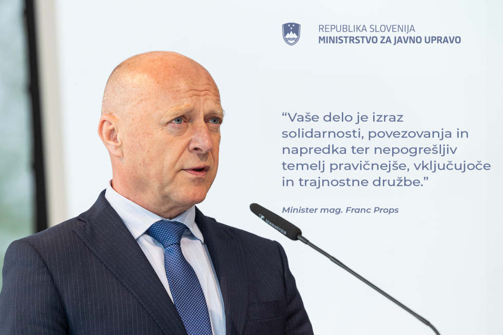 Minister Props govori v mikrofon