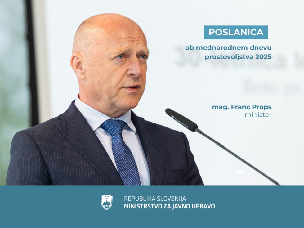 Minister med govorom pred mikrofonom.