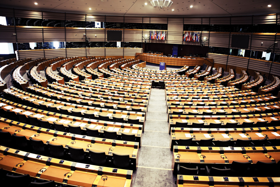 Prazna polkrožna velika dvorana Evropskega parlamenta.