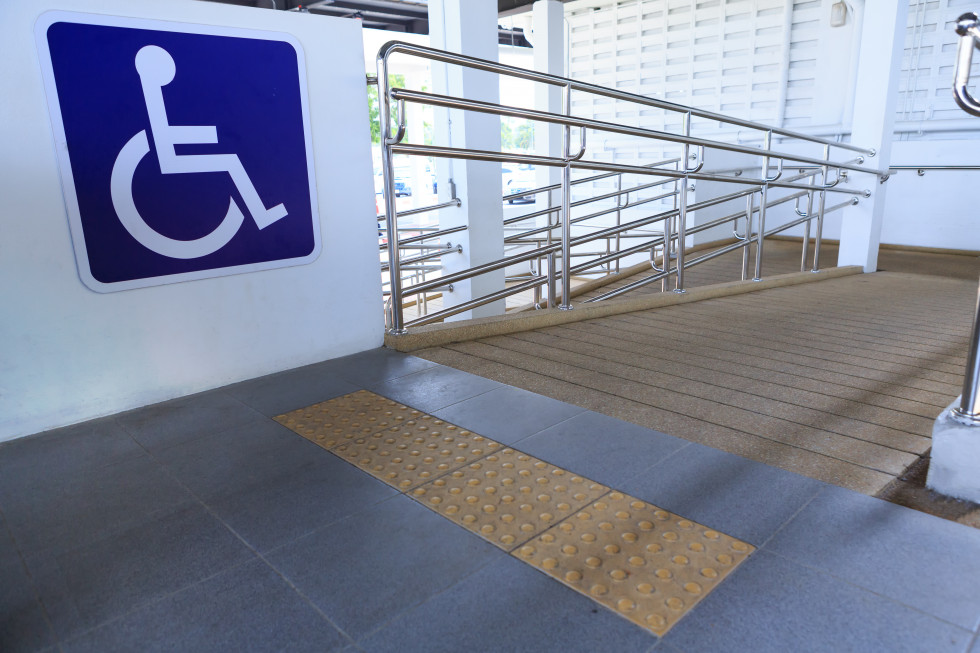 Klančina za invalide, v ospredju mednarodni znak za invalide 