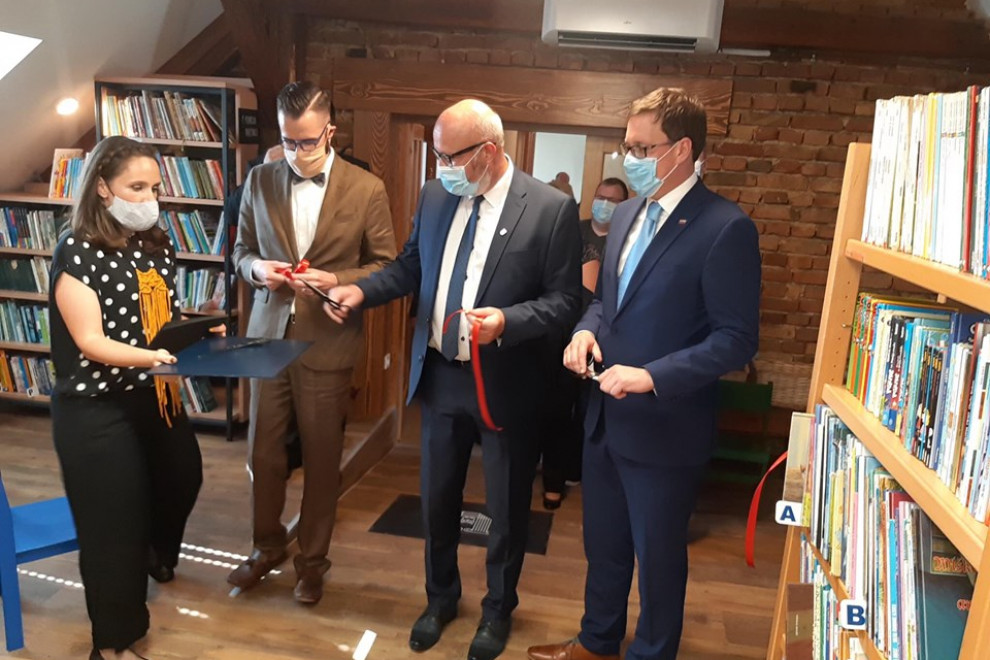 minister in župan prerežeta trak ob odprtju knjižnice