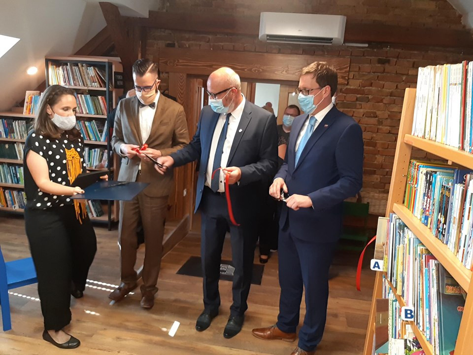 minister in župan prerežeta trak ob odprtju knjižnice