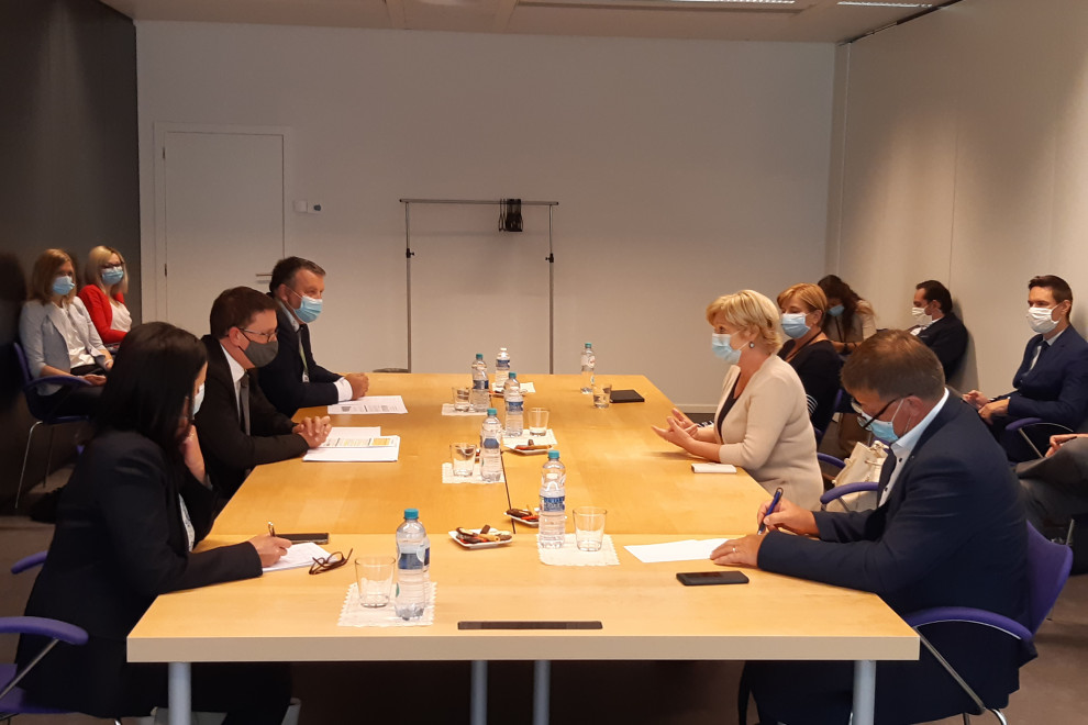 Za mizo v pogovoru minister Koritnik ter nekateri slovenski poslanci Evropskega parlamenta